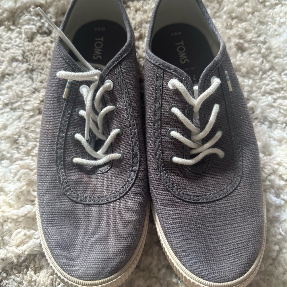 Toms Women’s Carmel Gray Canvas Sneakers with White Soles like new